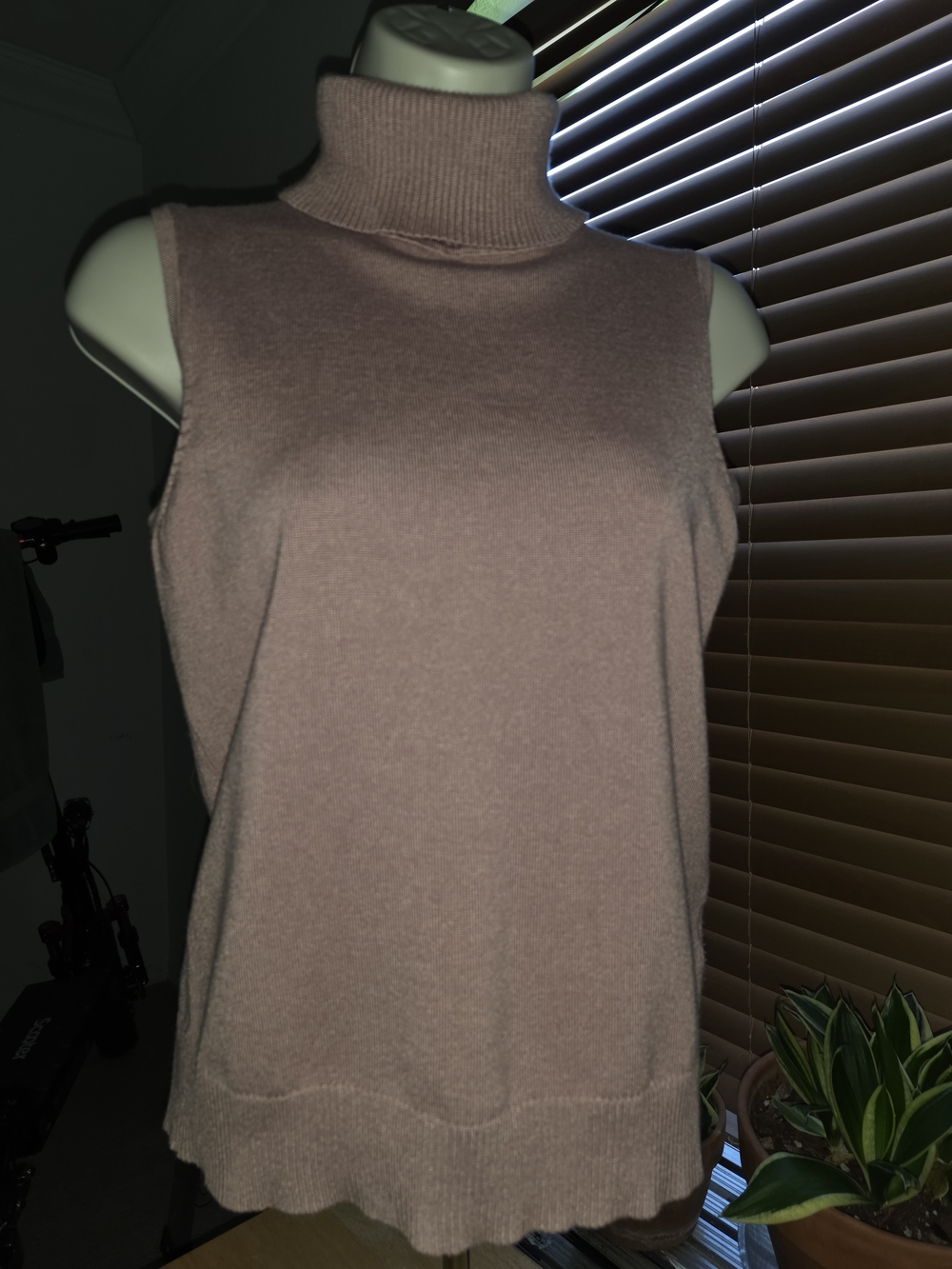 Cable & Gauge Sleeveless Turtleneck Knit Top in Dusty Mauve